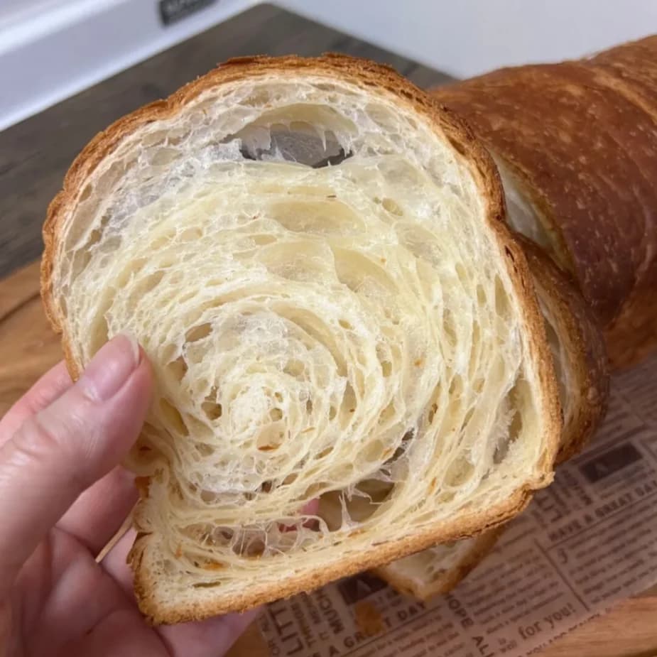コストコクロワッサントースト一枚を手に持った画像