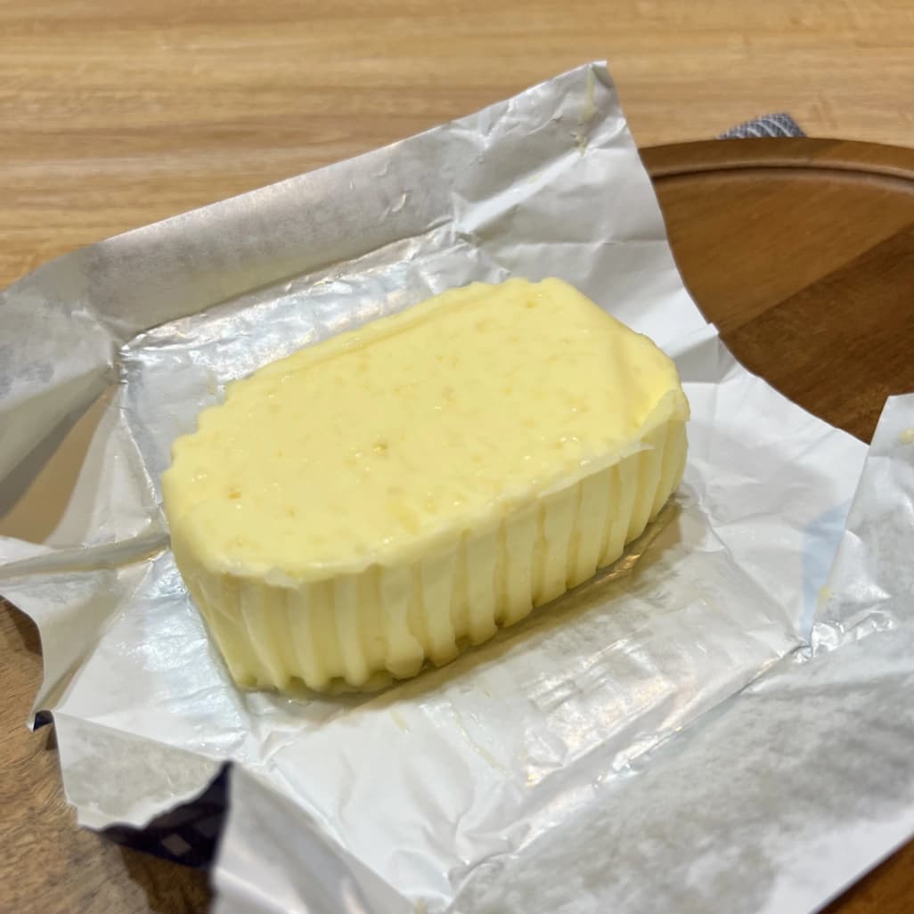 コストコゲランド塩のバターの包み紙を開けた画像
