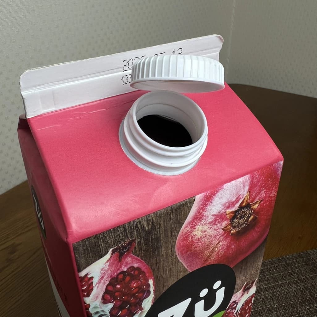 コストコの ZU ザクロジュース 100% ストレート 開封後の注ぎ口と中身の色味がわかる画像