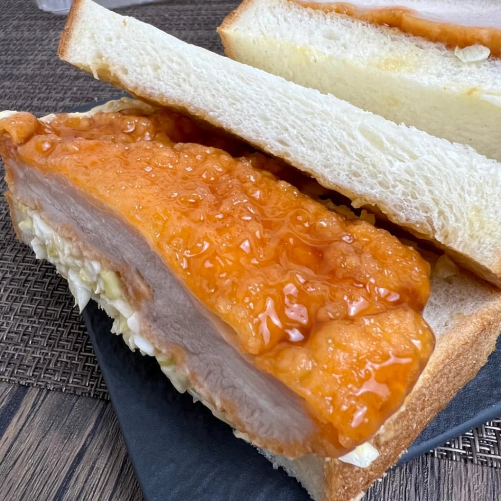 甘酢だれが絡んだコストコタルタルチキンカツサンド
