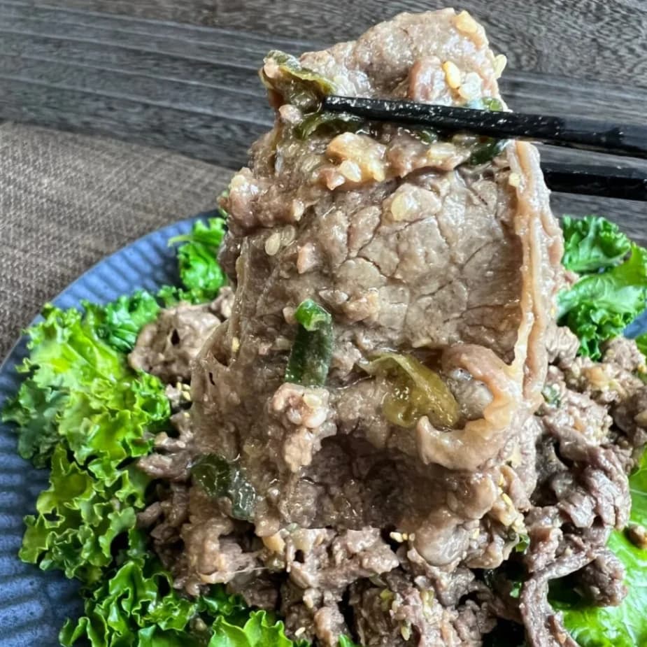 コストコのプルコギビーフを箸で持ち上げた写真｜ジューシーで食べ応えのある焼き上がり
