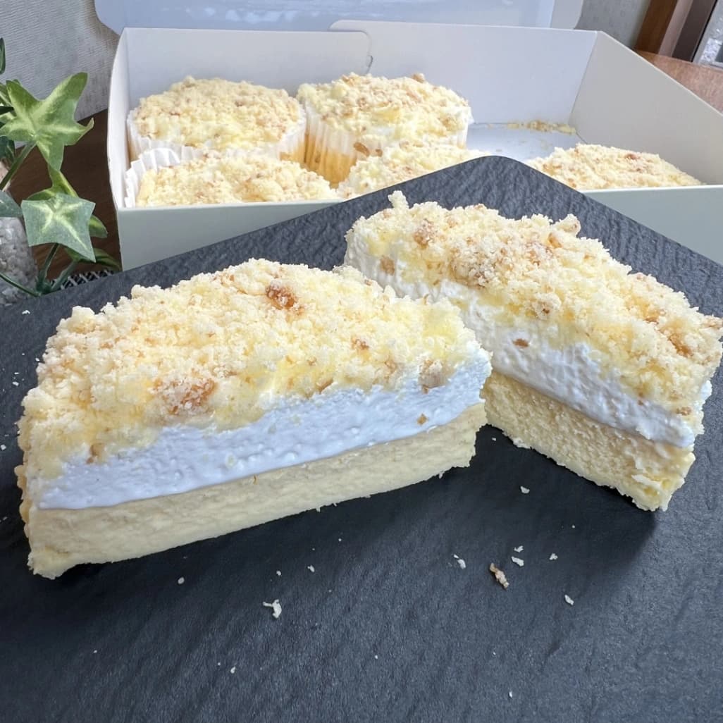 コストコ ダブルチーズケーキをカットして2層の断面と箱入り全体を並べた写真