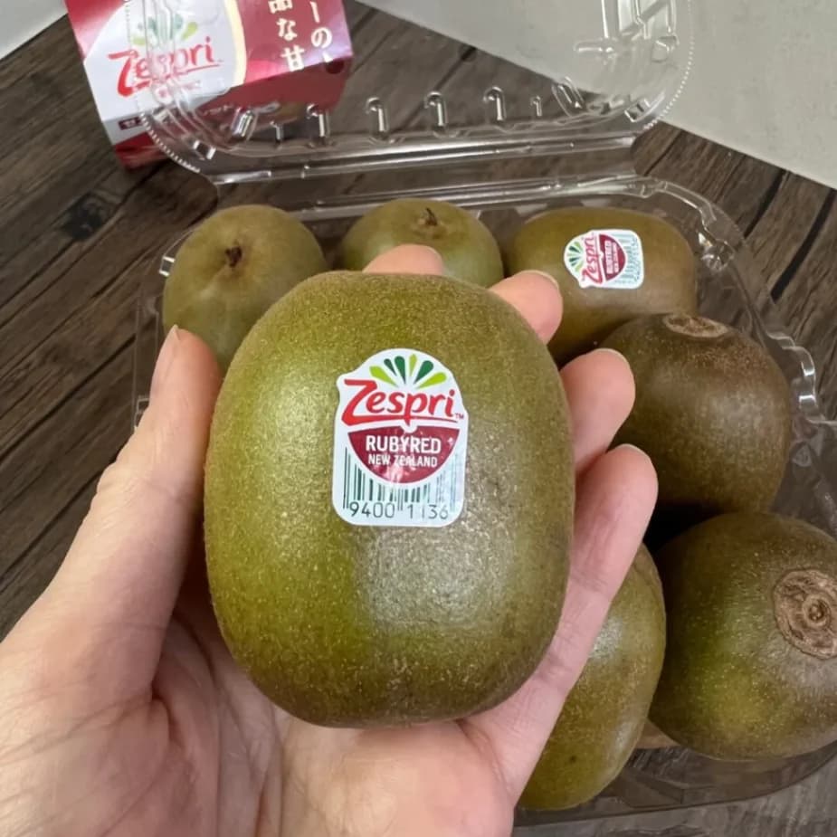 コストコで販売されている「ゼスプリ ルビーレッドキウイ 1.6kg」を手に持ったサイズ感