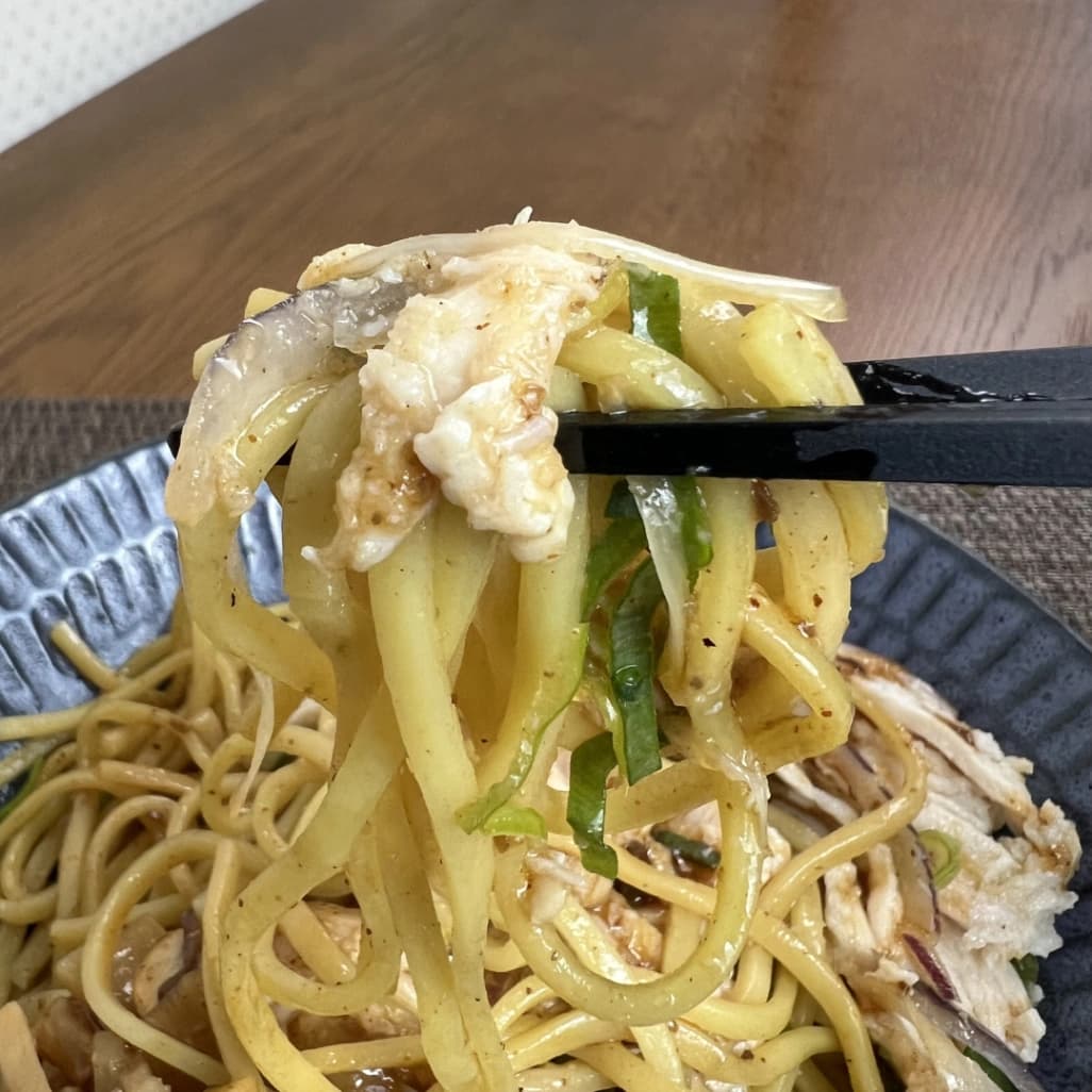 コストコのにんにく鶏まぜそばを箸で持ち上げた、麺の太さや具材感がわかる実食画像