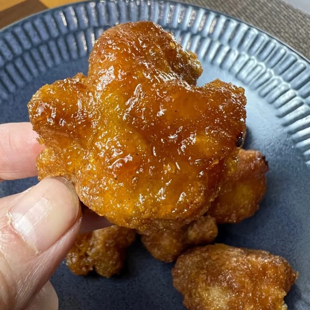 手に持ったコストコbibigoクランチーグレイズドチキン
