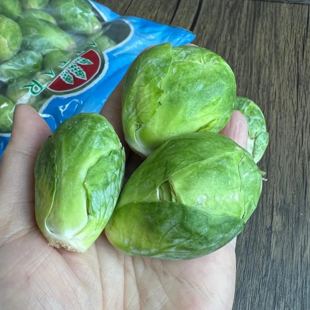 コストコ芽キャベツ3個を手のひらに乗せた画像