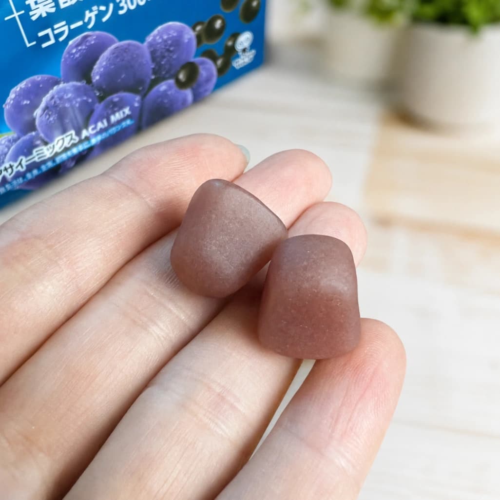 UHA味覚糖グミサプリ鉄＆葉酸のグミ粒を指にのせてサイズ感を比較した画像