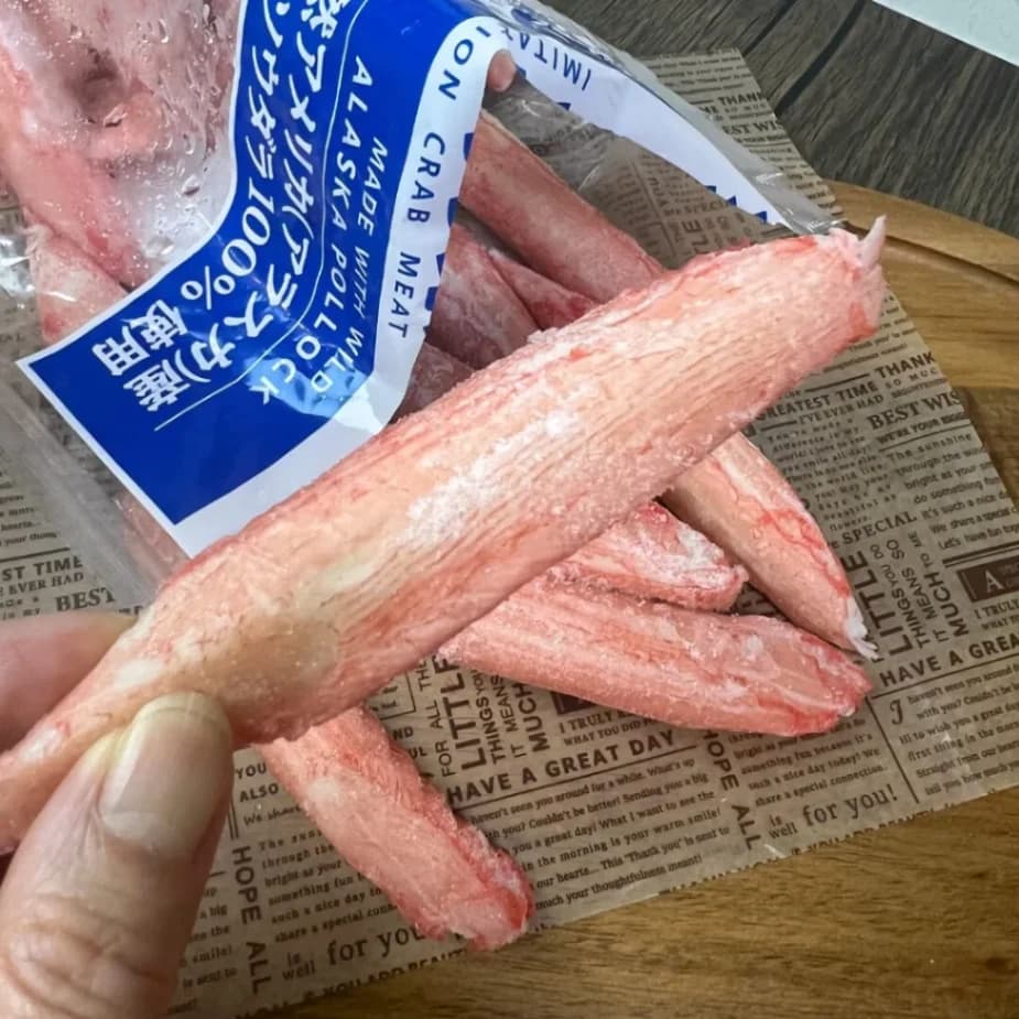 コストコのスケソウダラのすり身スティックを手に持って大きさを紹介している写真