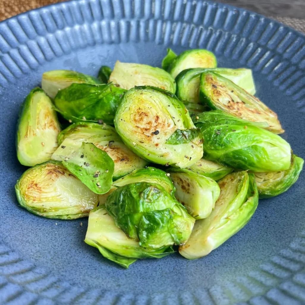 炒めて皿に盛ったコストコ芽キャベツ