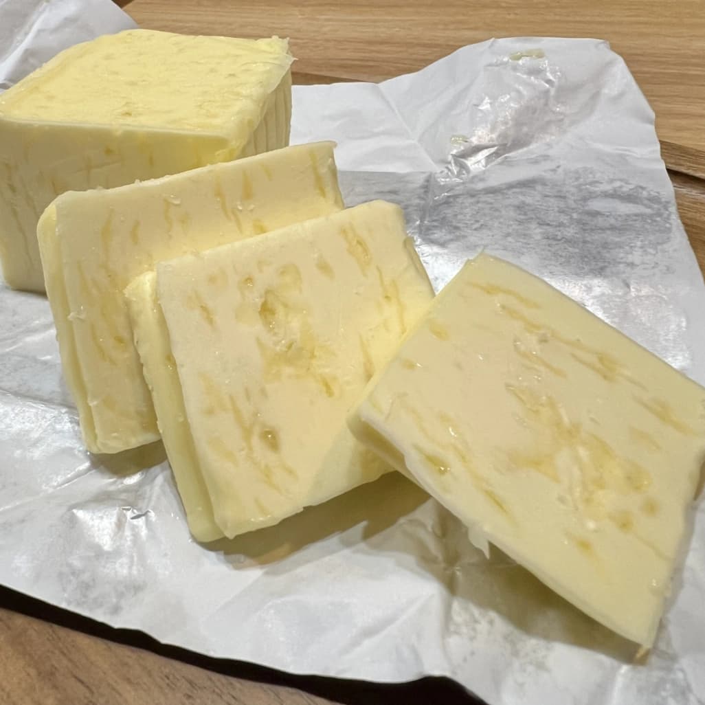 スライスしたコストコゲランド塩のバター