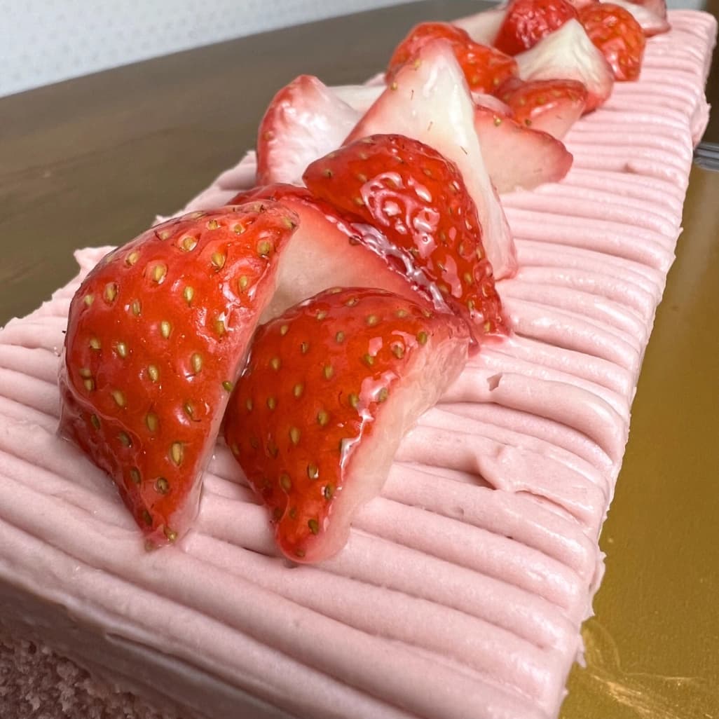 コストコのスプリングバーケーキ上部のいちごトッピングとピンククリームのアップ写真