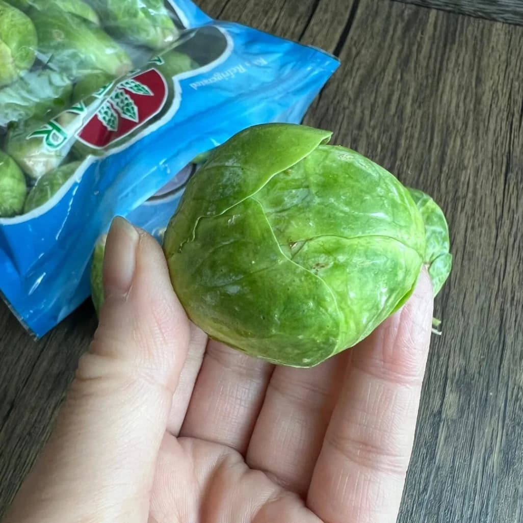 コストコ芽キャベツ1個を手に持った画像