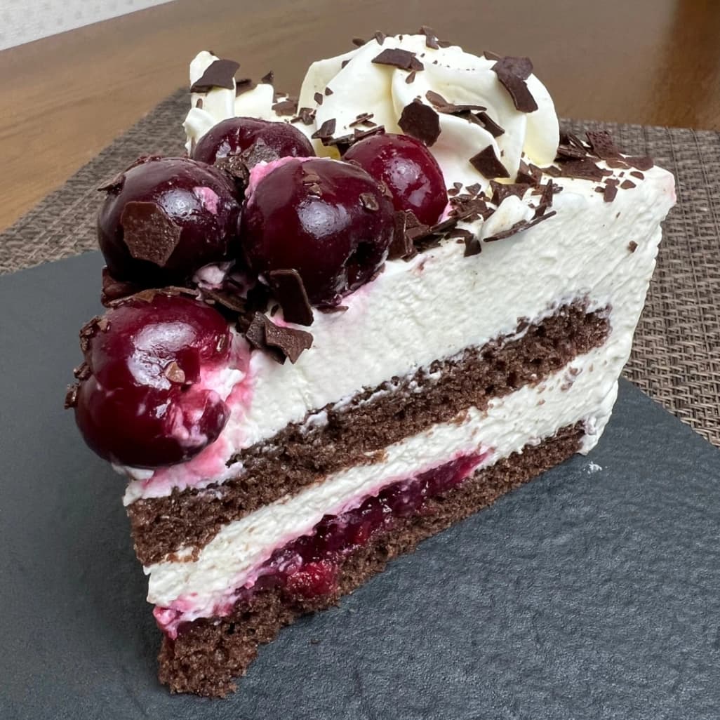 8等分にカットしたコストコブラックフォレストケーキ