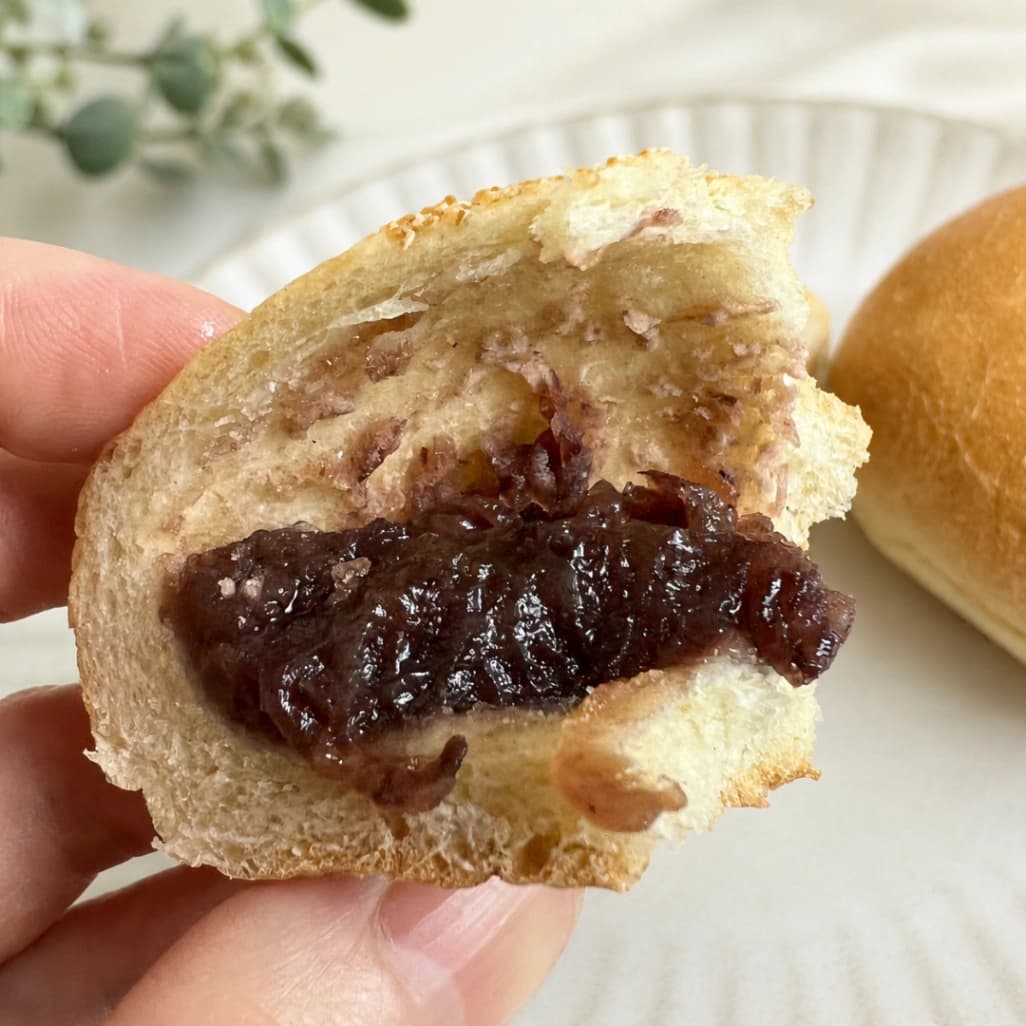 コストコ フランスあんぱんのふんわり生地と粒あんがわかる食べかけ画像