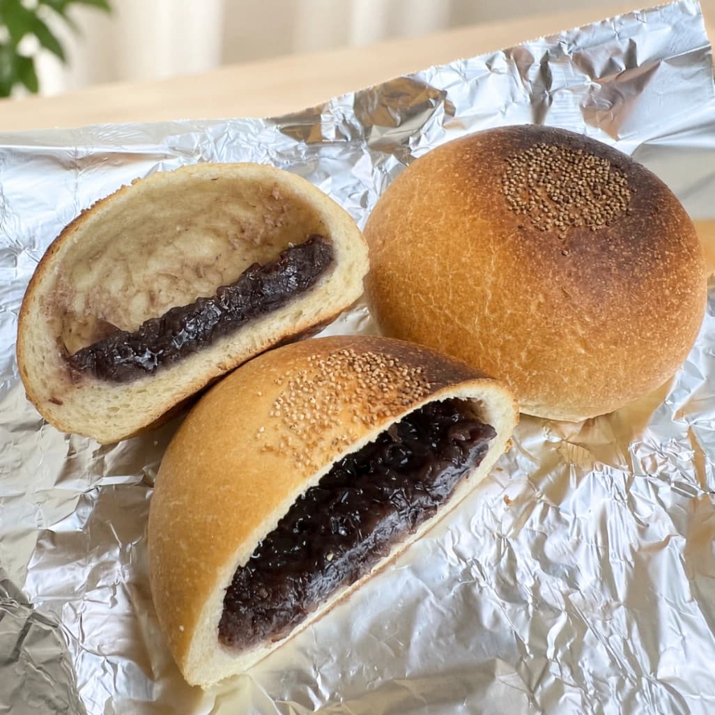 コストコ フランスあんぱんをトーストして粒あんの断面を見せた画像