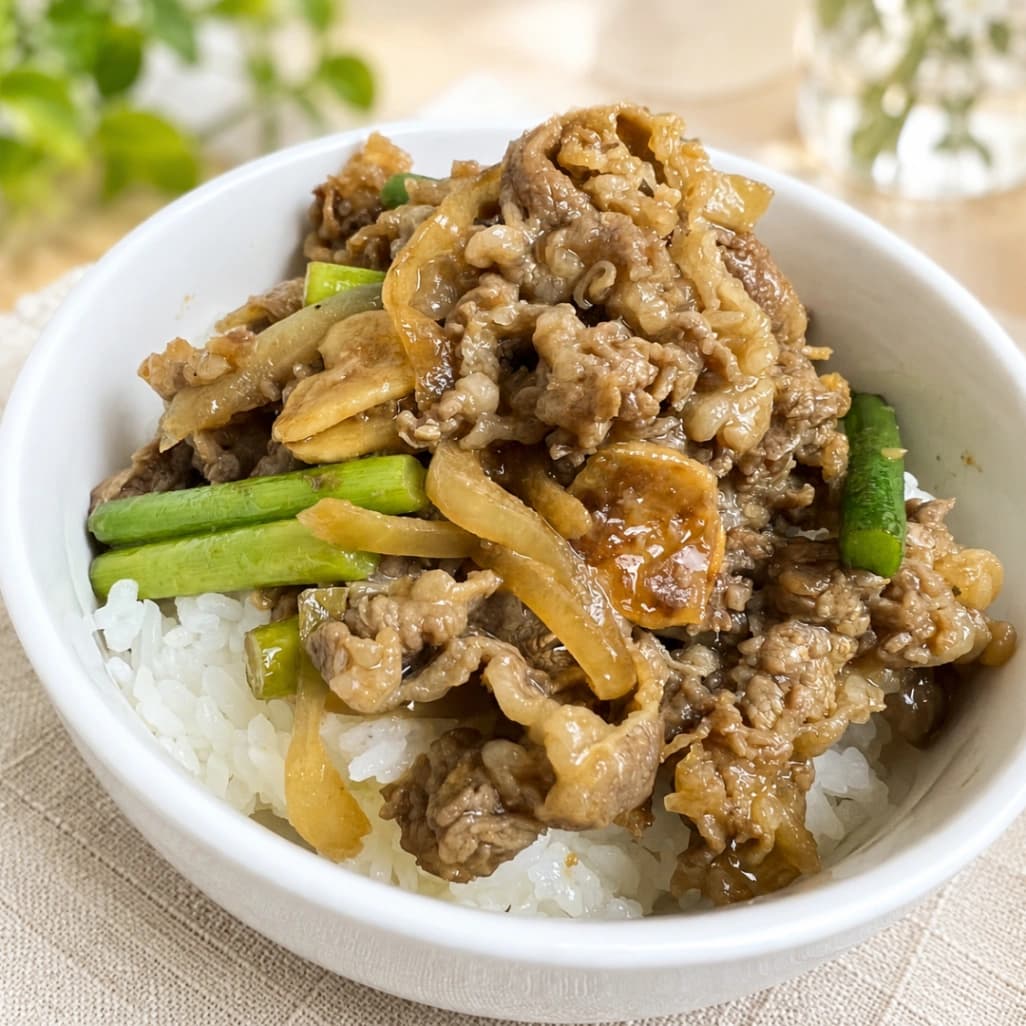 白ごはんの上に盛り付けたこコストコの牛肉のにんにく炒め