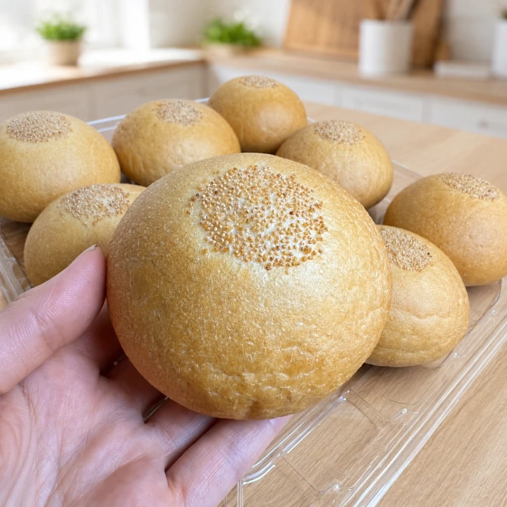 コストコ フランスあんぱんを手に持ってサイズ感を比較した画像