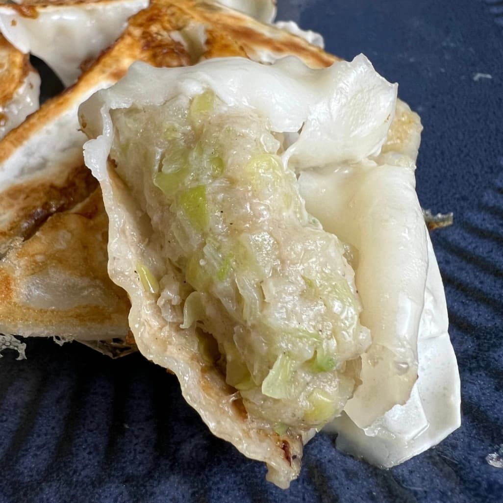 コストコ 餃子計画 生餃子の豚肉とキャベツが入った餡のアップ