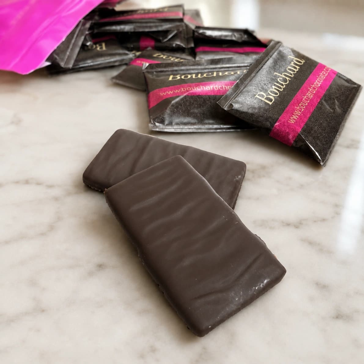 お皿に出したコストコのブシャール ラズベリーシンチョコレート
