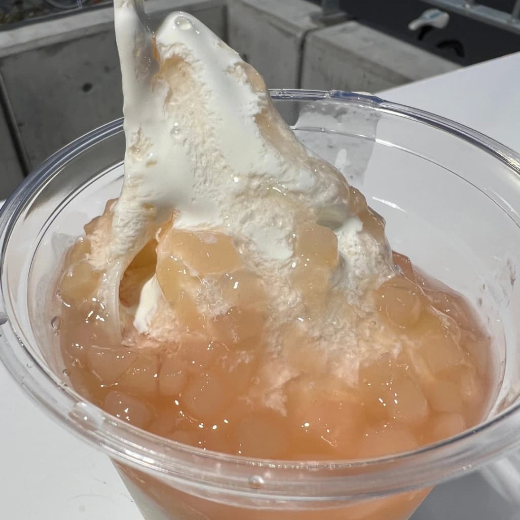 桃の果肉がたっぷり詰まったコストコフードコートピーチサンデー