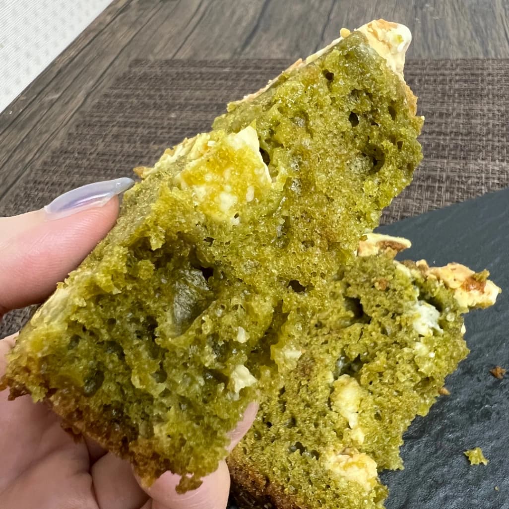 ふんわり感がわかるコストコ抹茶ホワイトチョコローフの断面