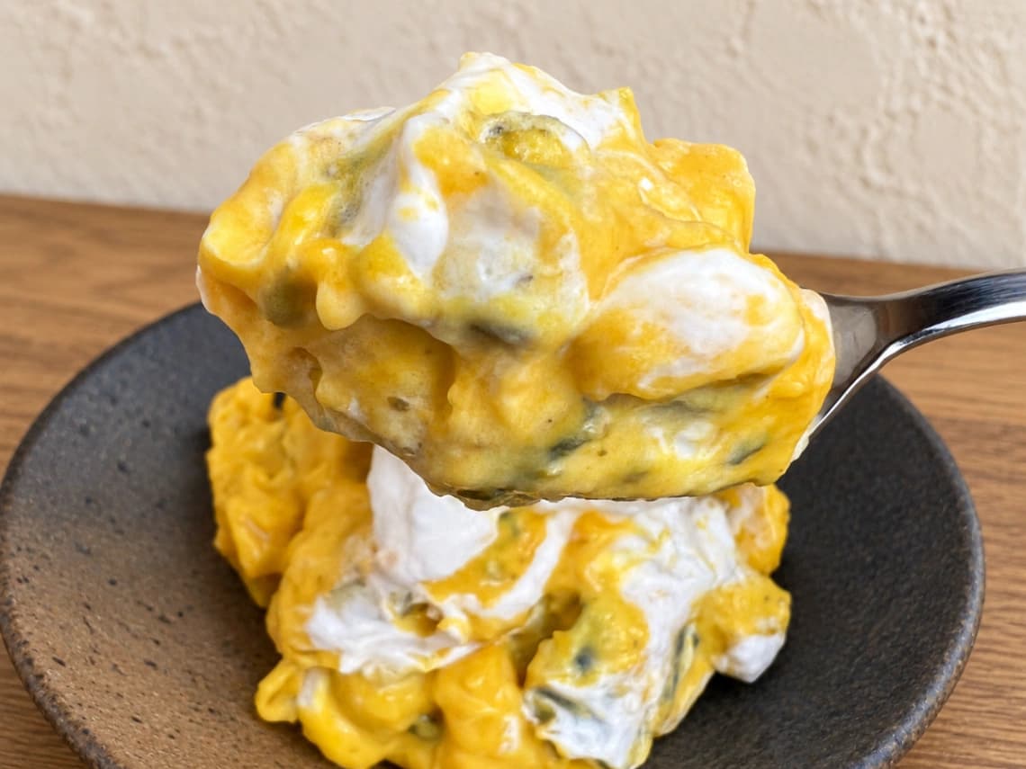 1. コストコのパンプキンデザートサラダ実食｜かぼちゃとクリームを混ぜてスプーンですくった様子