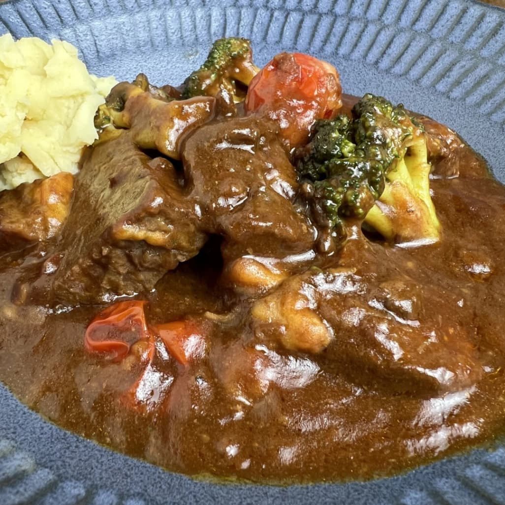 コストコ牛肩ロースのシチューをお皿に盛り付けた実食レビュー用画像