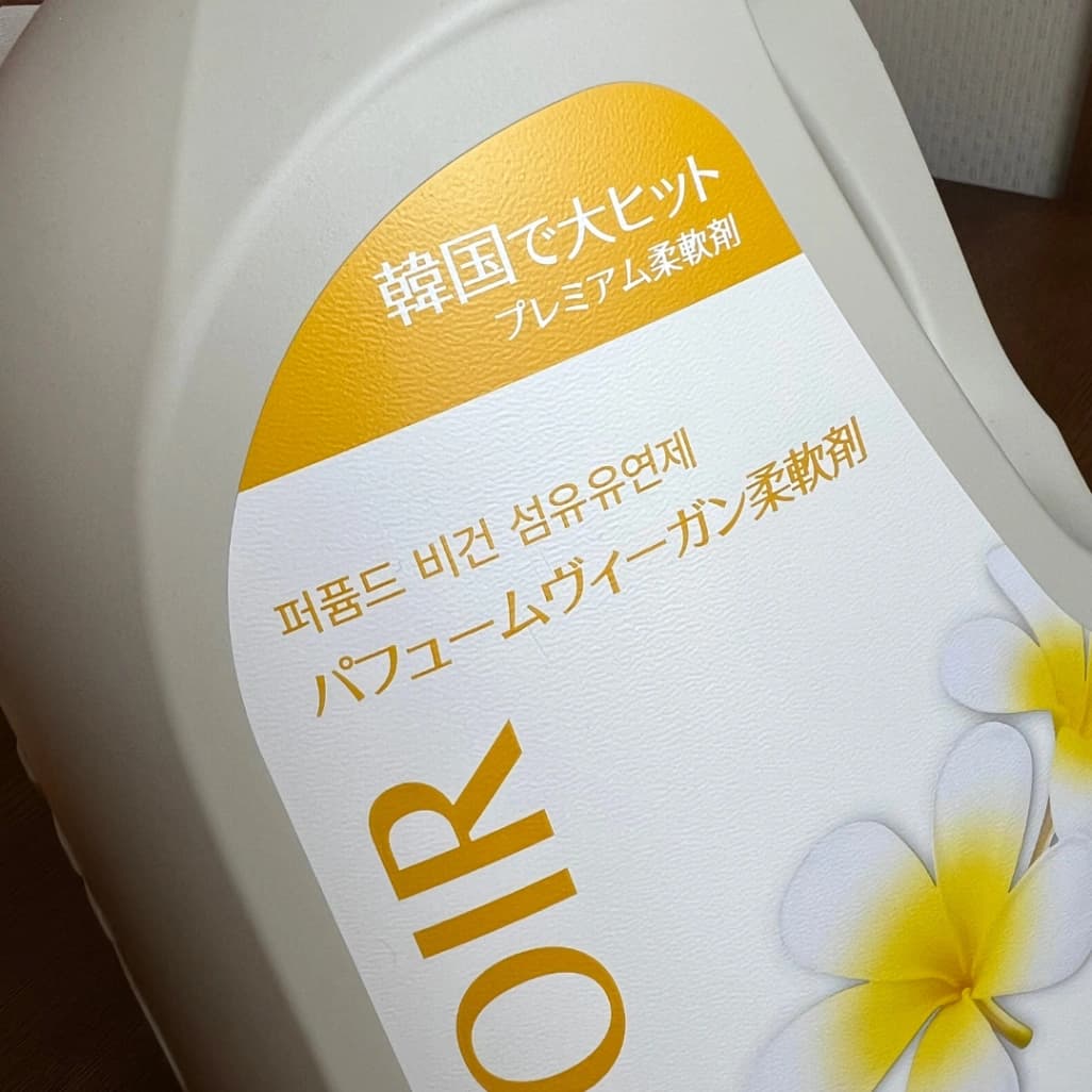 LAVOIR（ラヴァ）柔軟剤 4L プルメリア&ガイアックの香りの正面ラベル拡大画像 コストコ販売品