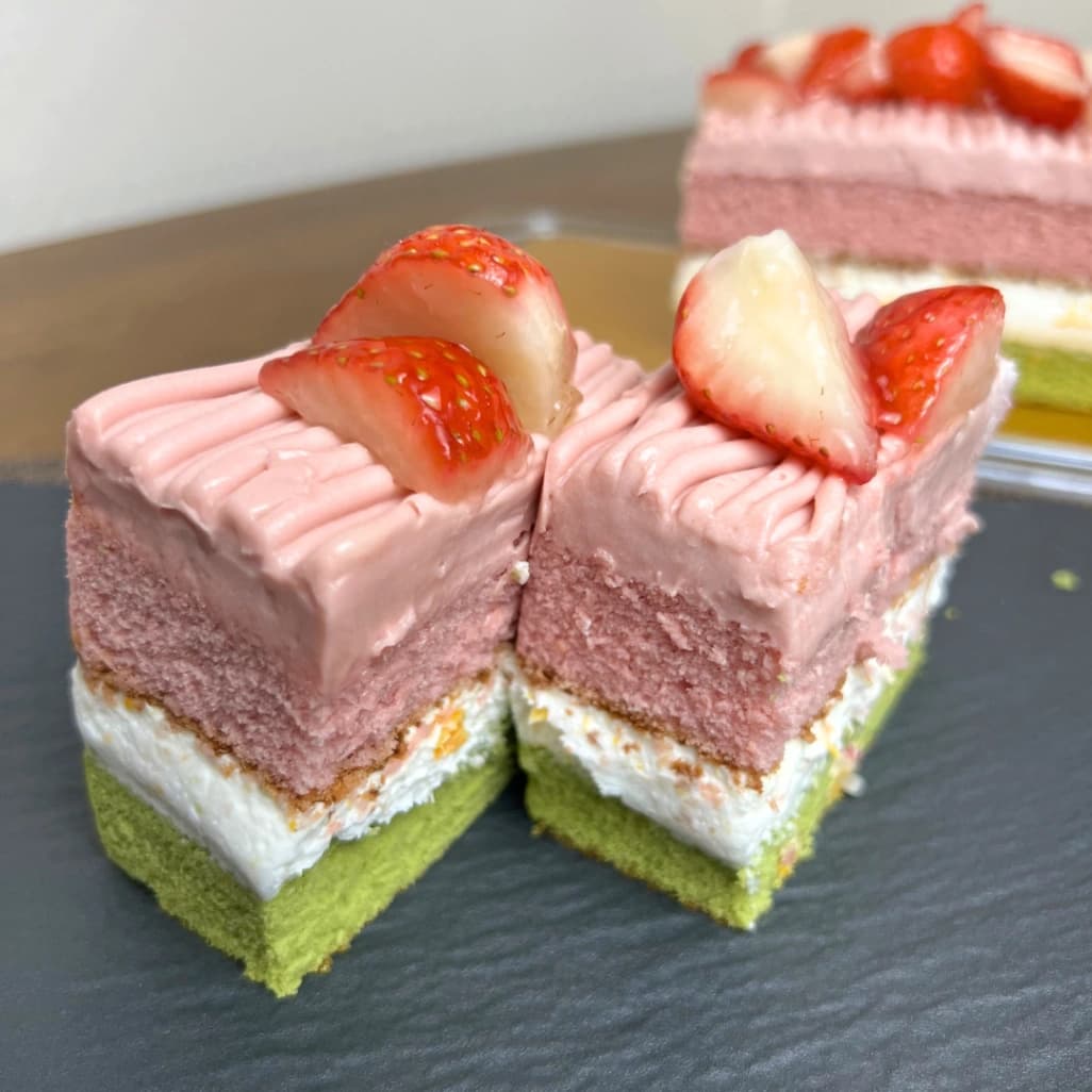 コストコのスプリングバーケーキを切り分けた写真。取り分けたサイズ感がわかる