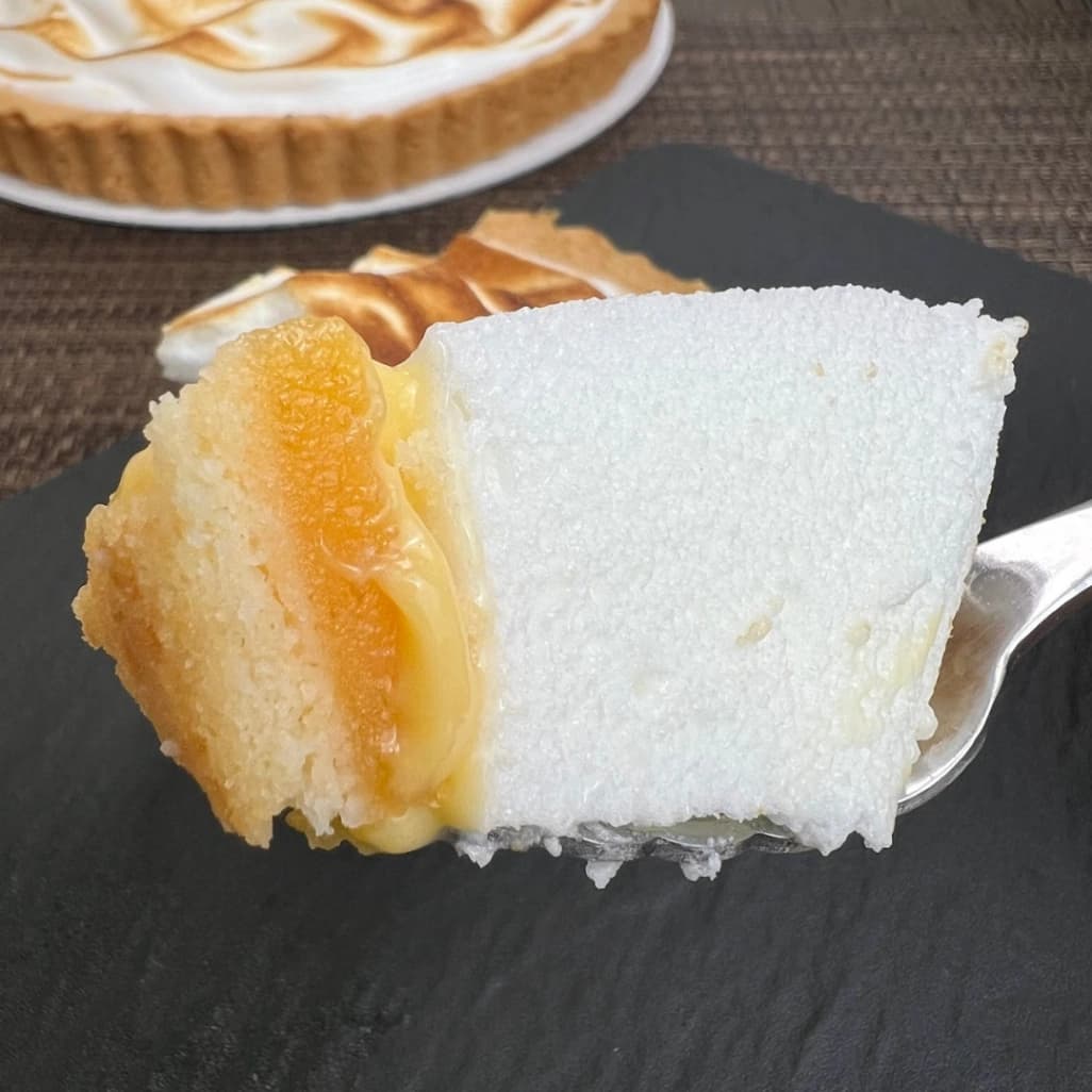 フォークですくったコストコのレモンメレンゲタルト