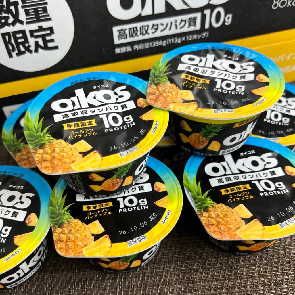 テーブルに並べたコストコダノンオイコスゴールデンパイナップル