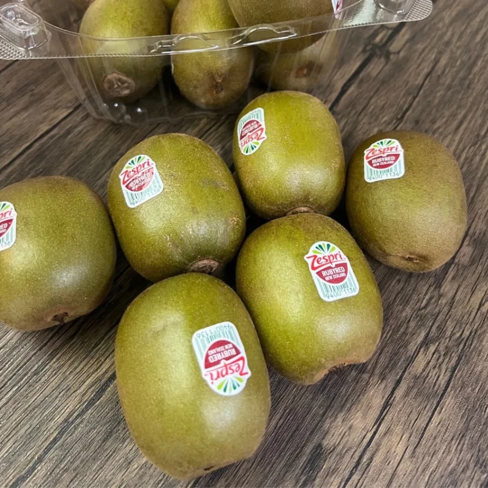 コストコで販売されている「ゼスプリ ルビーレッドキウイ 1.6kg」を並べた様子