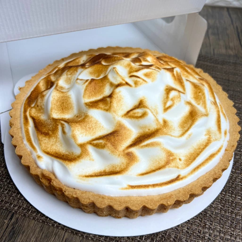 箱パッケージから取り出したコストコのレモンメレンゲタルト