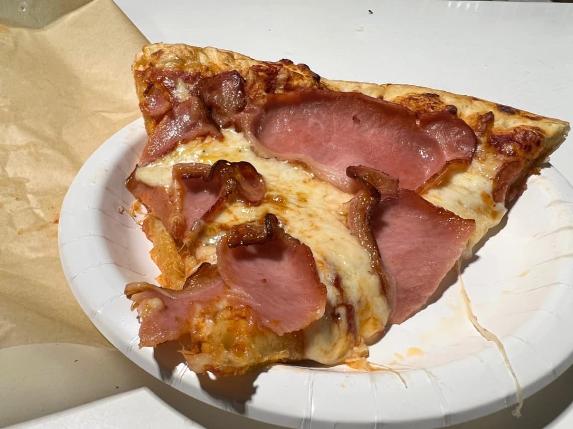 コストコ「ハム＆シーザーピザ」350円のスライス全体と大きなロースハム