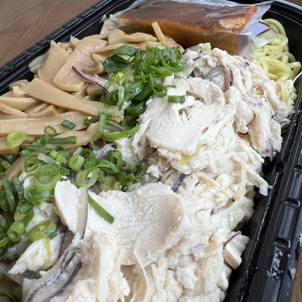 コストコ「にんにく鶏まぜそば」の蒸し鶏と青ねぎをアップで撮影した具材の詳細画像