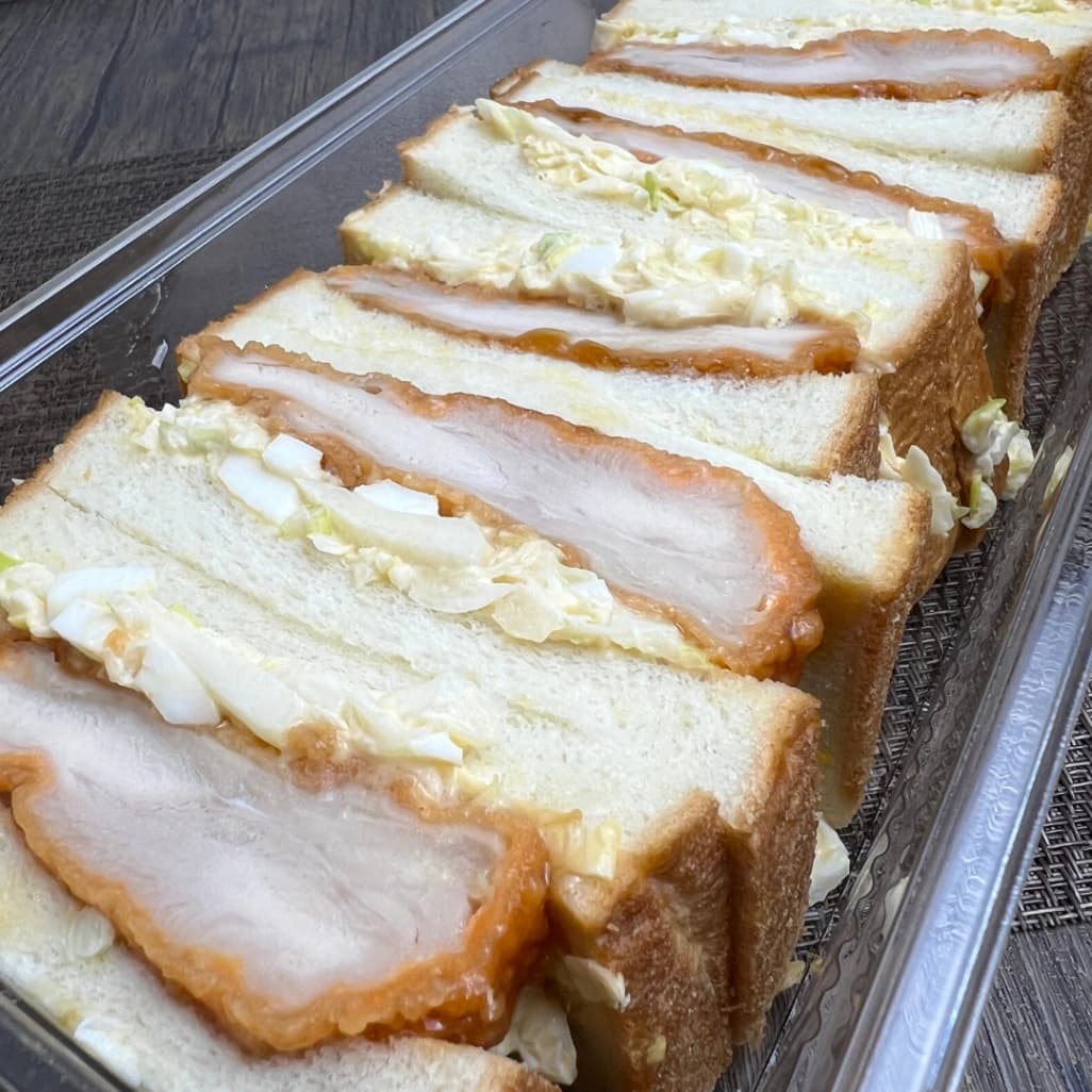 分厚めのチキンカツが挟まれたコストコタルタルチキンカツサンド