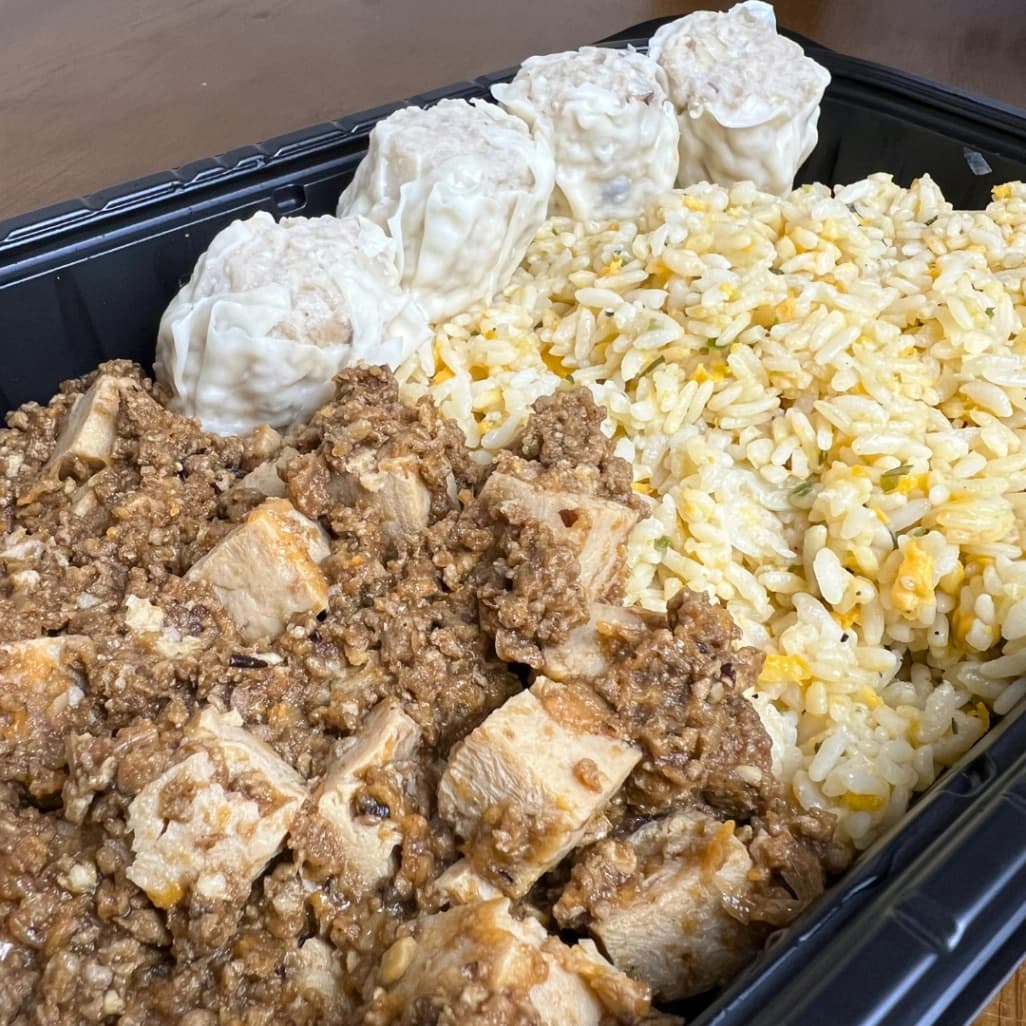 コストコの麻婆チャーハンの中身アップ。麻婆豆腐、卵チャーハン、大きな焼売4個入り