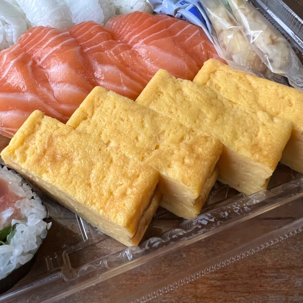 コストコ寿司ファミリー盛48貫（えんがわ入り）厚焼き玉子近影