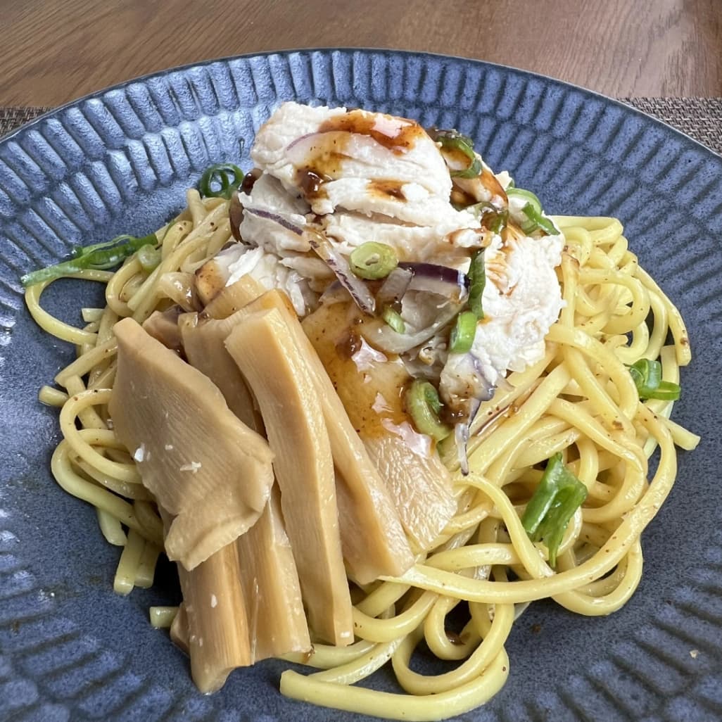 コストコ「にんにく鶏まぜそば」を皿に盛り付けた実食レビュー用の完成イメージ画像