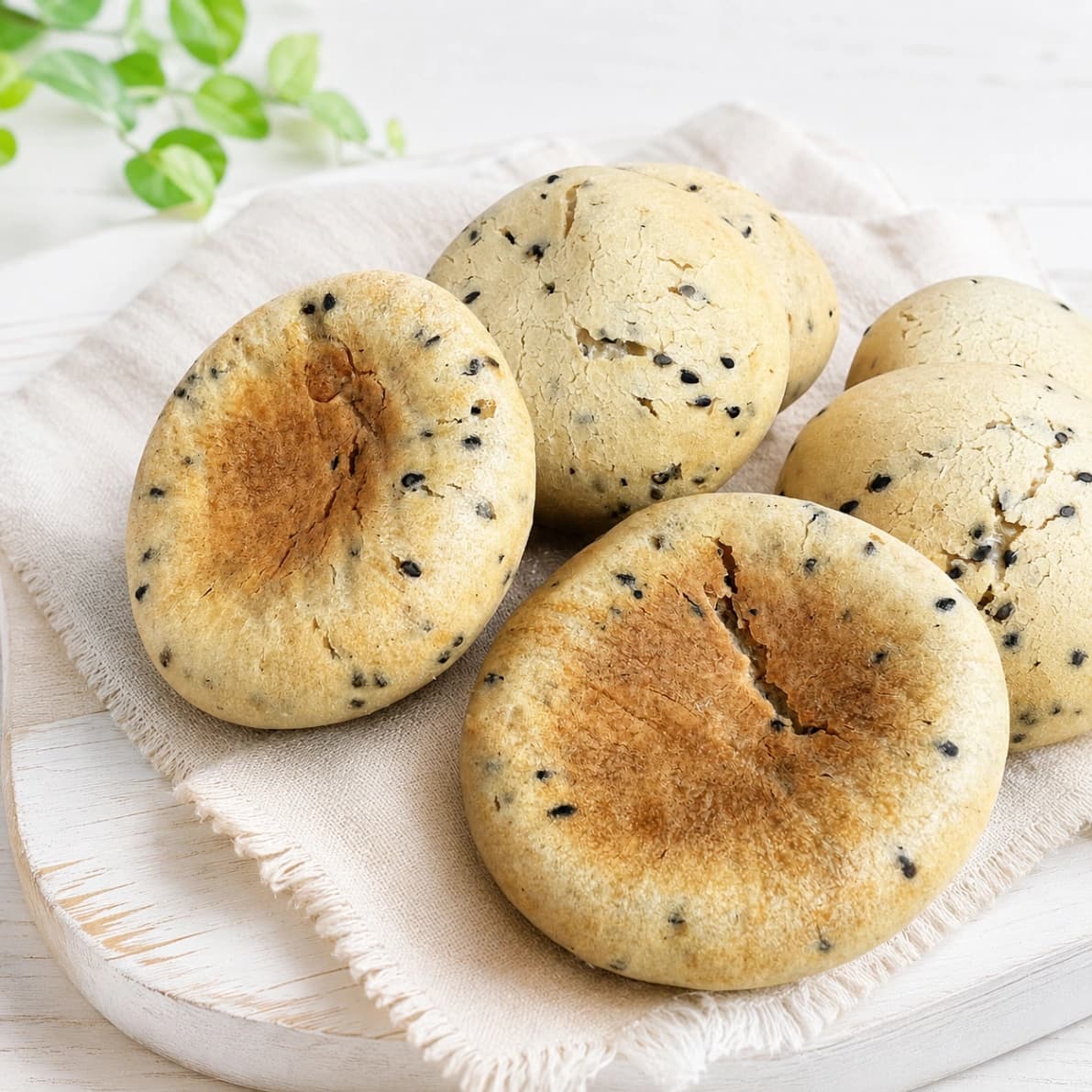 こんがり焼けたコストコモチモチ黒ごまロールの裏側