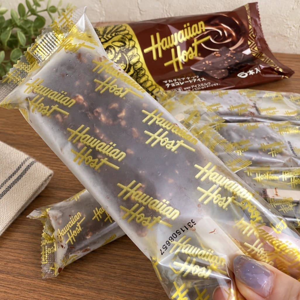 ハワイアンホースト マカダミアナッツ チョコレートアイスの個包装を手に持った様子