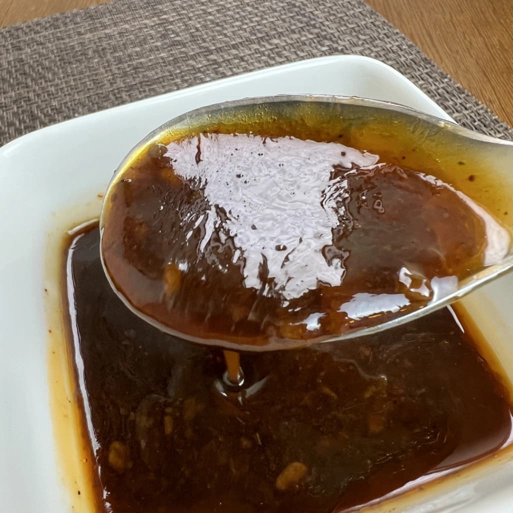 コストコ「にんにく鶏まぜそば」に付属する特製にんにくソースをスプーンですくった画像