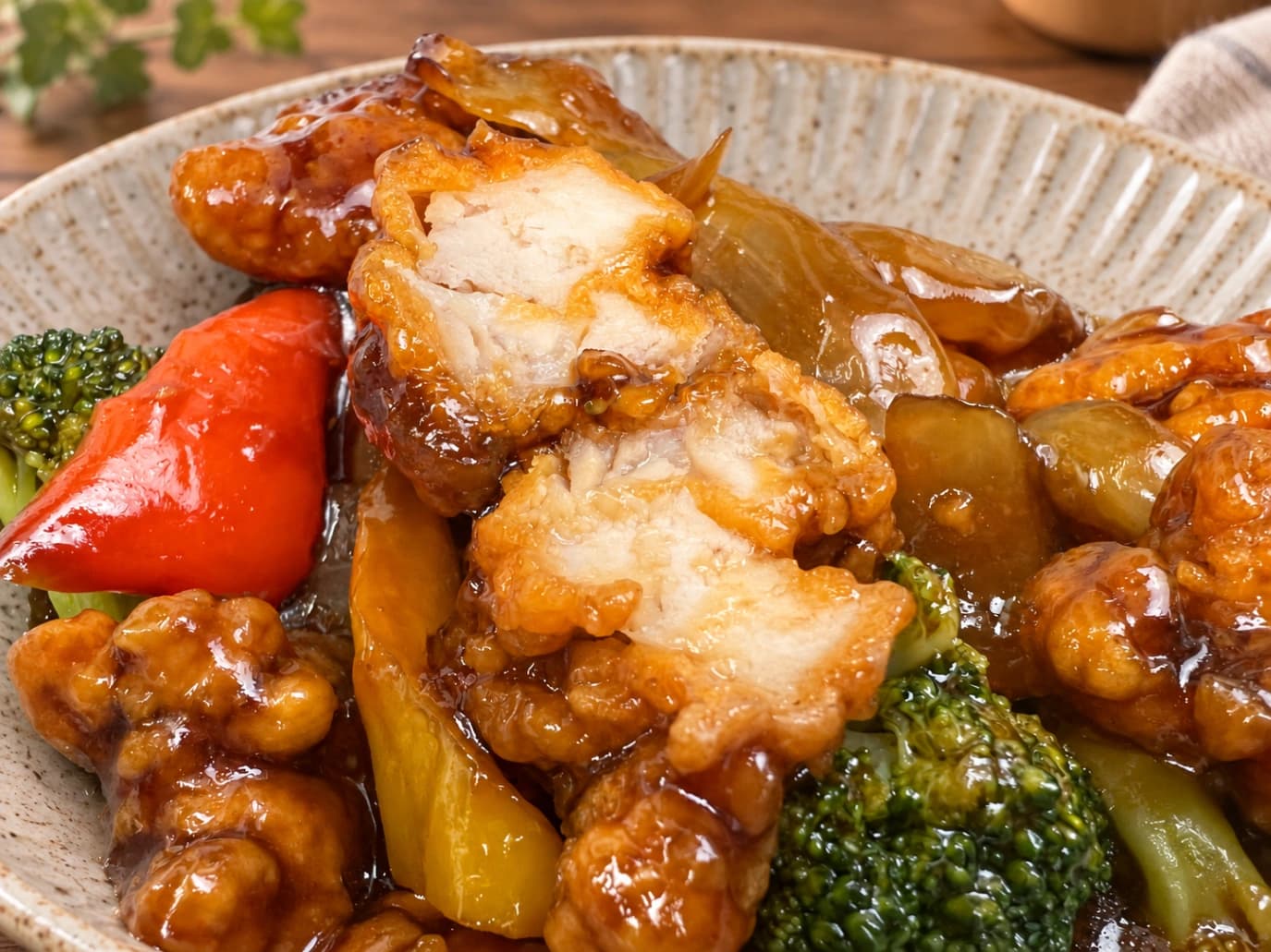 コストコ 鶏の甘酢あんかけの鶏肉の断面と野菜