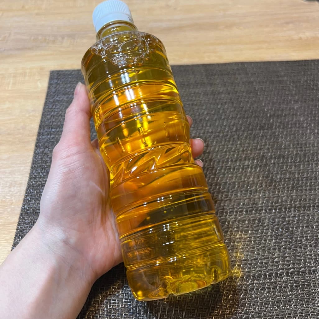 手に持ったお茶屋さんの緑茶 ラベルレス