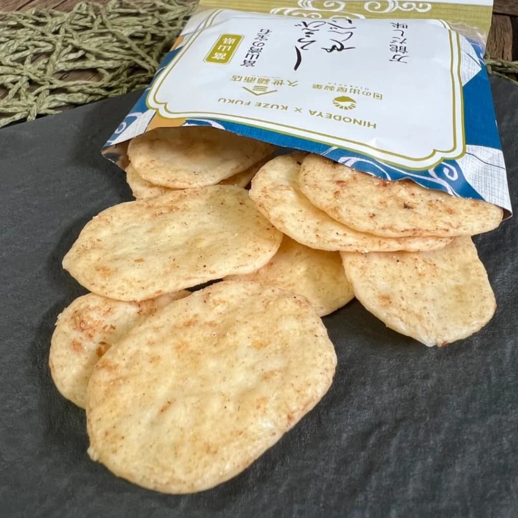 小袋を開封したしろえびせんべい万能だし味（薄焼きせんべいの中身）