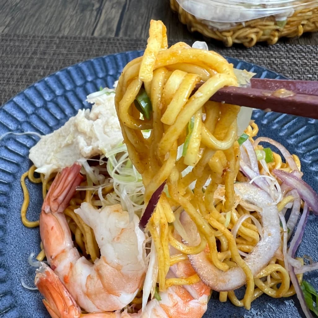 コストコ麻辣冷やし油そばの麺をお箸で持ち上げた画像