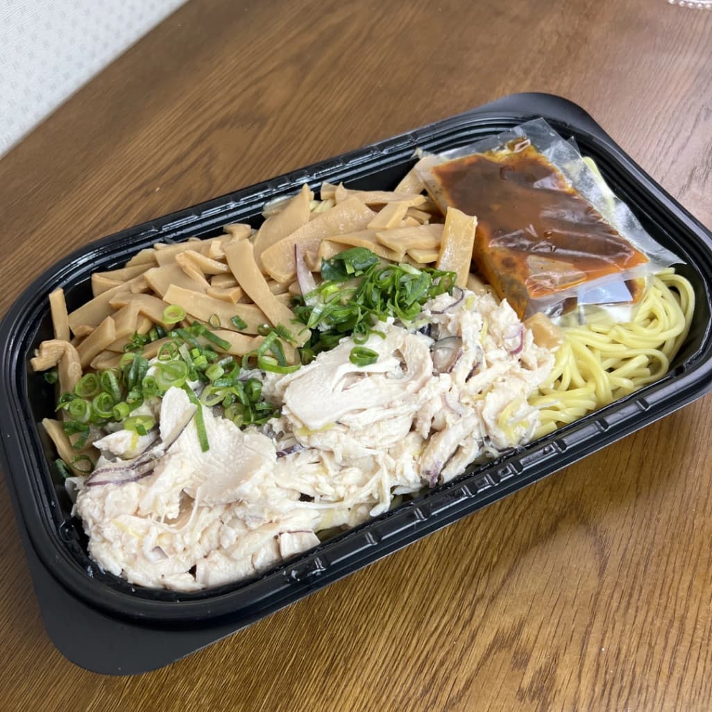 コストコのにんにく鶏まぜそばの中身全体。麺、蒸し鶏、メンマ、青ねぎ、特製ソース付き