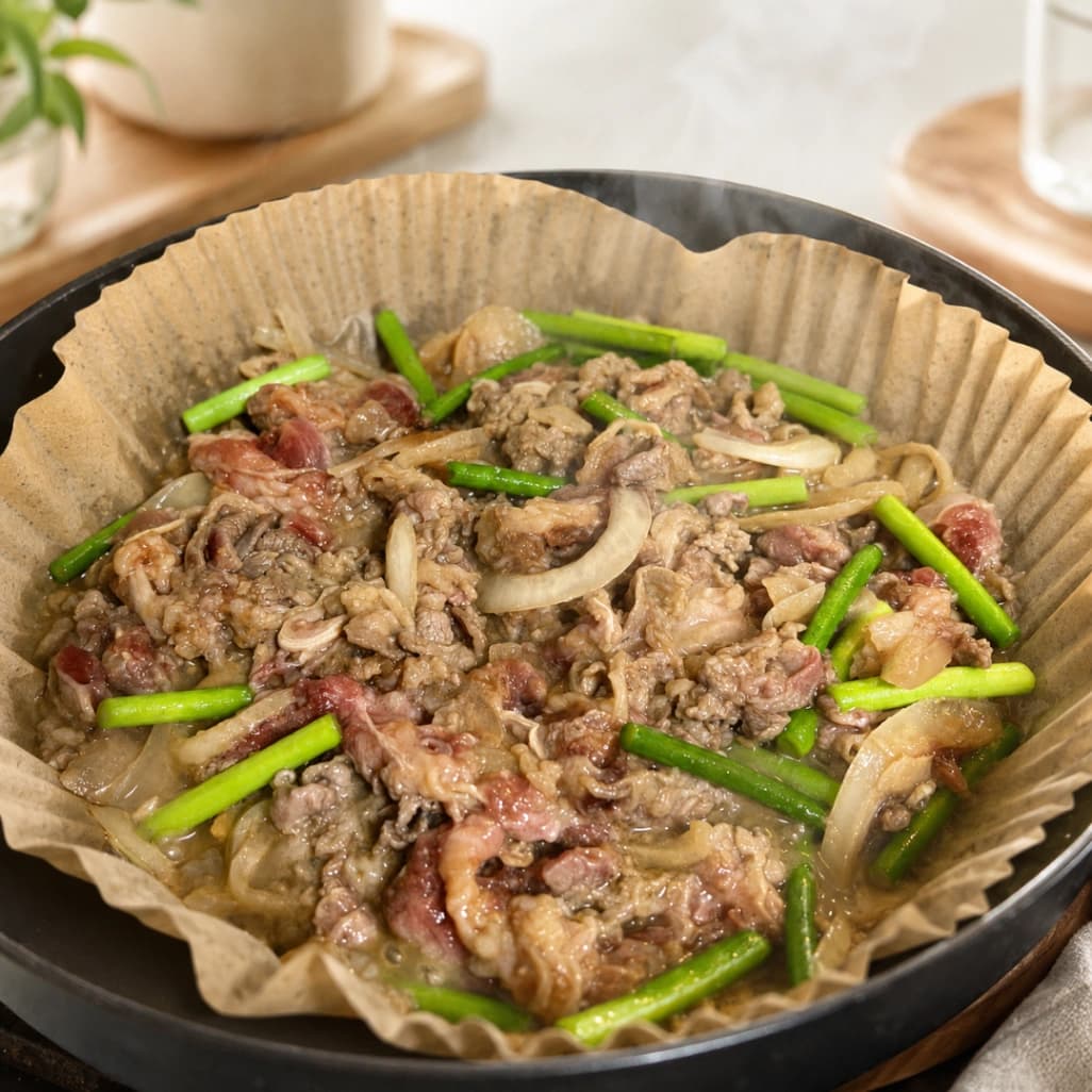 フライパンで調理中のコストコ牛肉のにんにく炒め