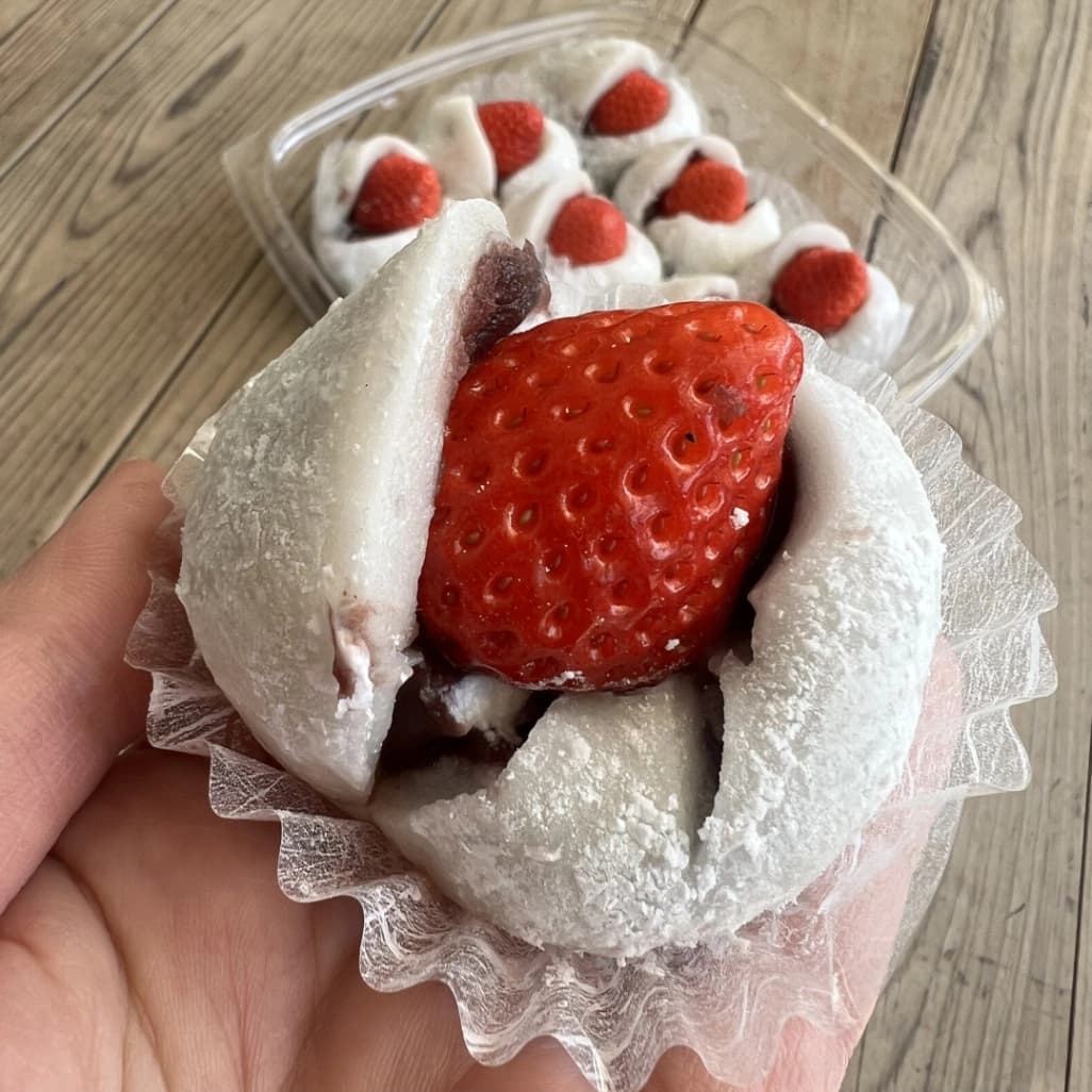 コストコいちご大福を手に持った実食前のアップ写真