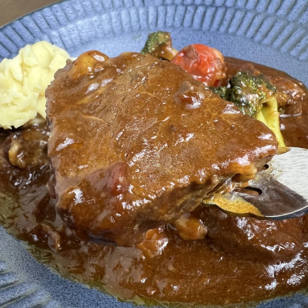 コストコ牛肩ロースのシチューの大きな牛肉をフォークで持ち上げた実食画像